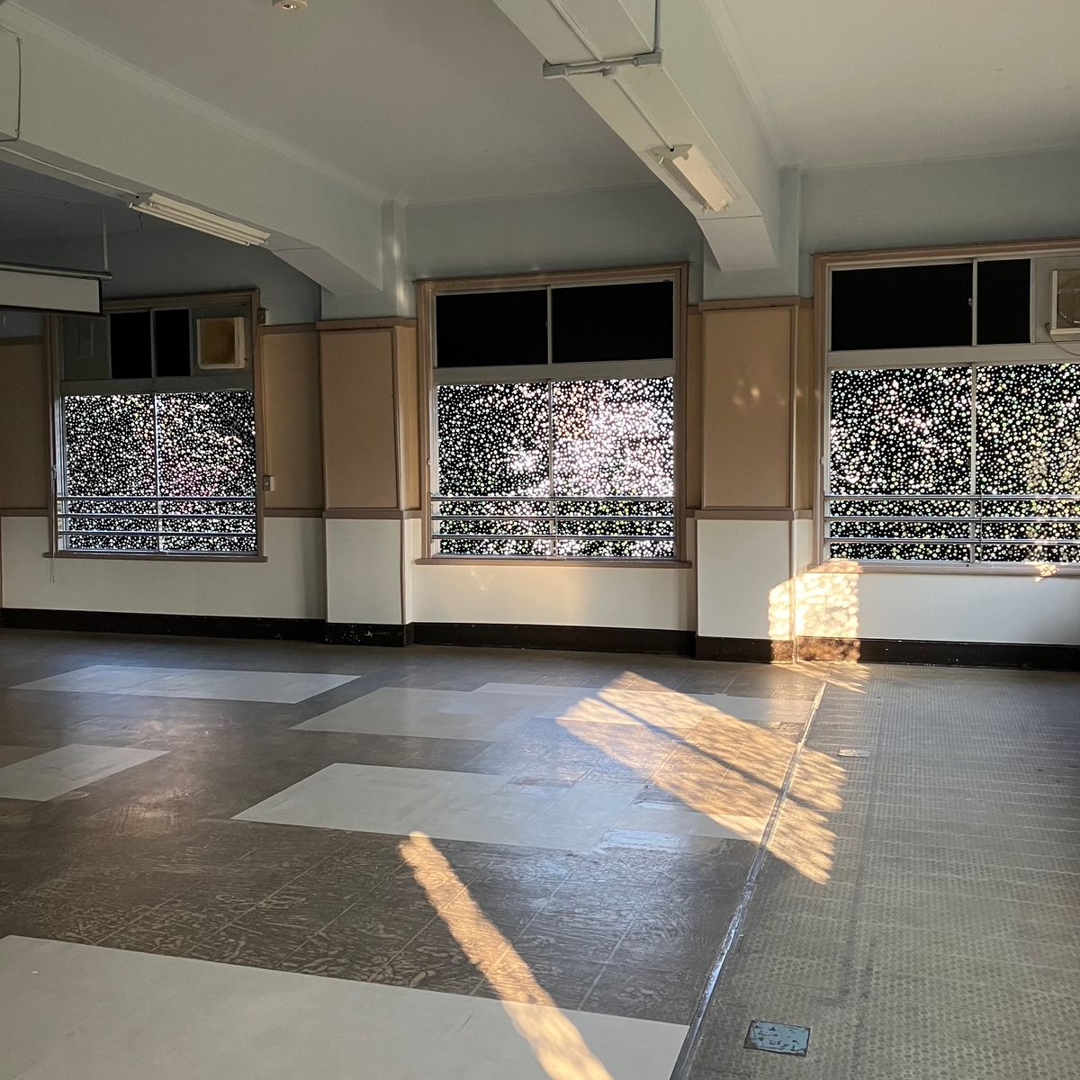 旧小学校での作品。見応えあり！！