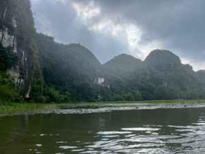 「陸のハロン湾」と言われているタムコックへ☝️
ハロン湾には負けるけどコレ...