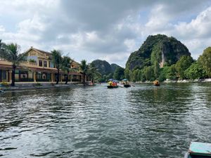 「陸のハロン湾」と言われているタムコックへ☝️
ハロン湾には負けるけどコレ...