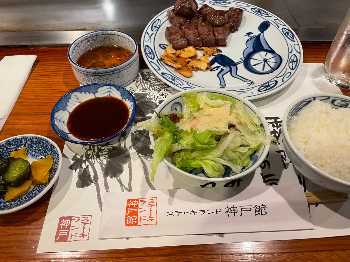 友人と合流して神戸牛ランチ
私にしては奮発してみた

10年前にも2人で神...