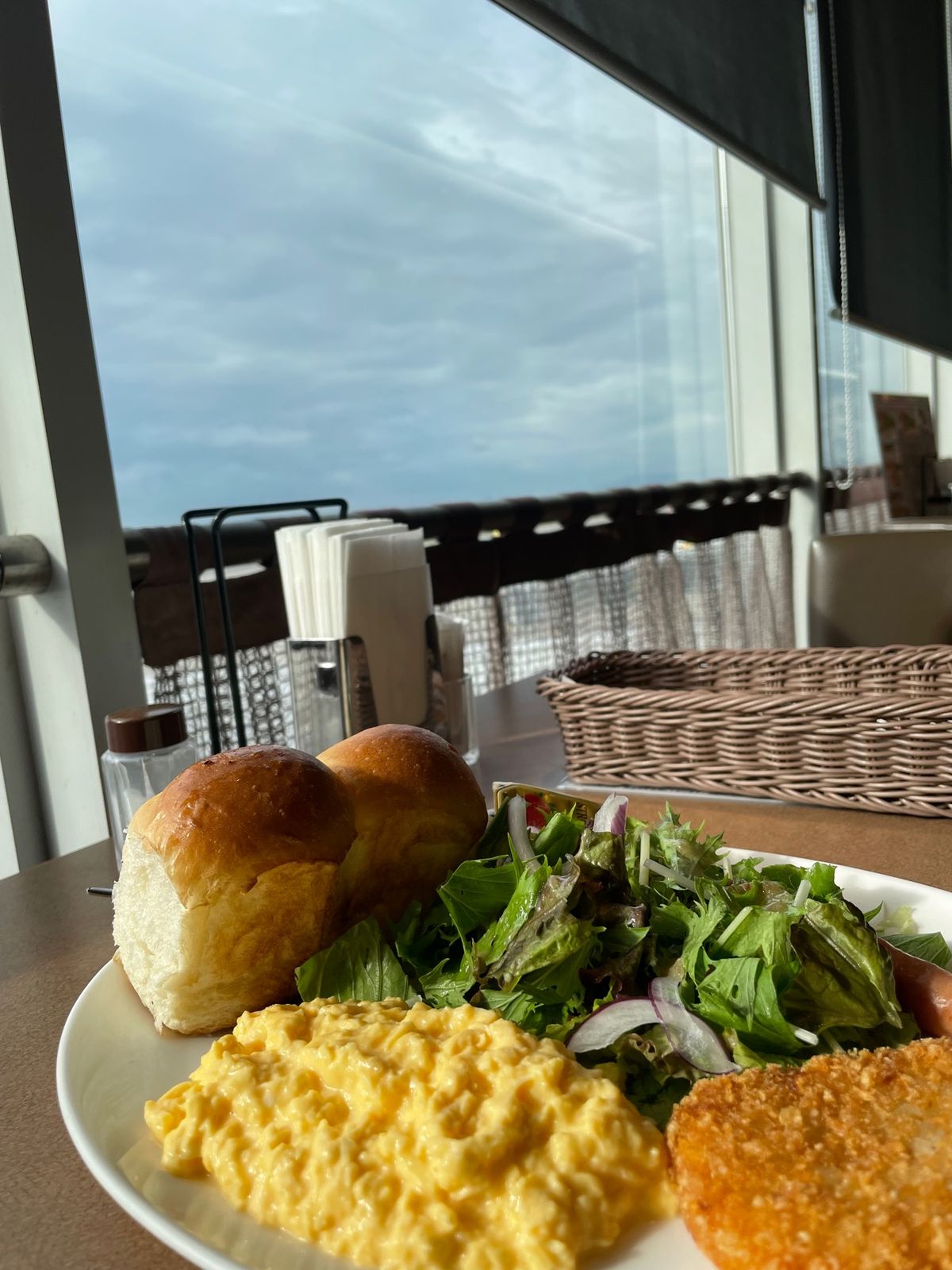 神戸空港に着いて飛行機を見ながらモーニング
屋上？になぜかブロッコリーがあ...