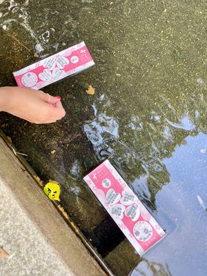 生田神社で水みくじ
神戸らしくファミリアのお守りが売っていた

南京町を通...