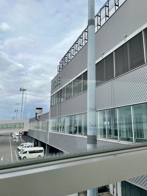 日本・大阪府「神戸 Perfume衣装展」の写真：神戸空港に着いて飛行機を見ながらモーニン...