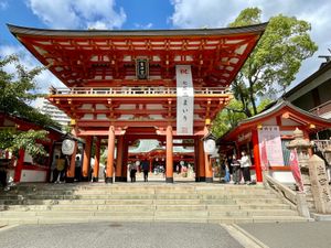 生田神社で水みくじ
神戸らしくファミリアのお守りが売っていた

南京町を通...