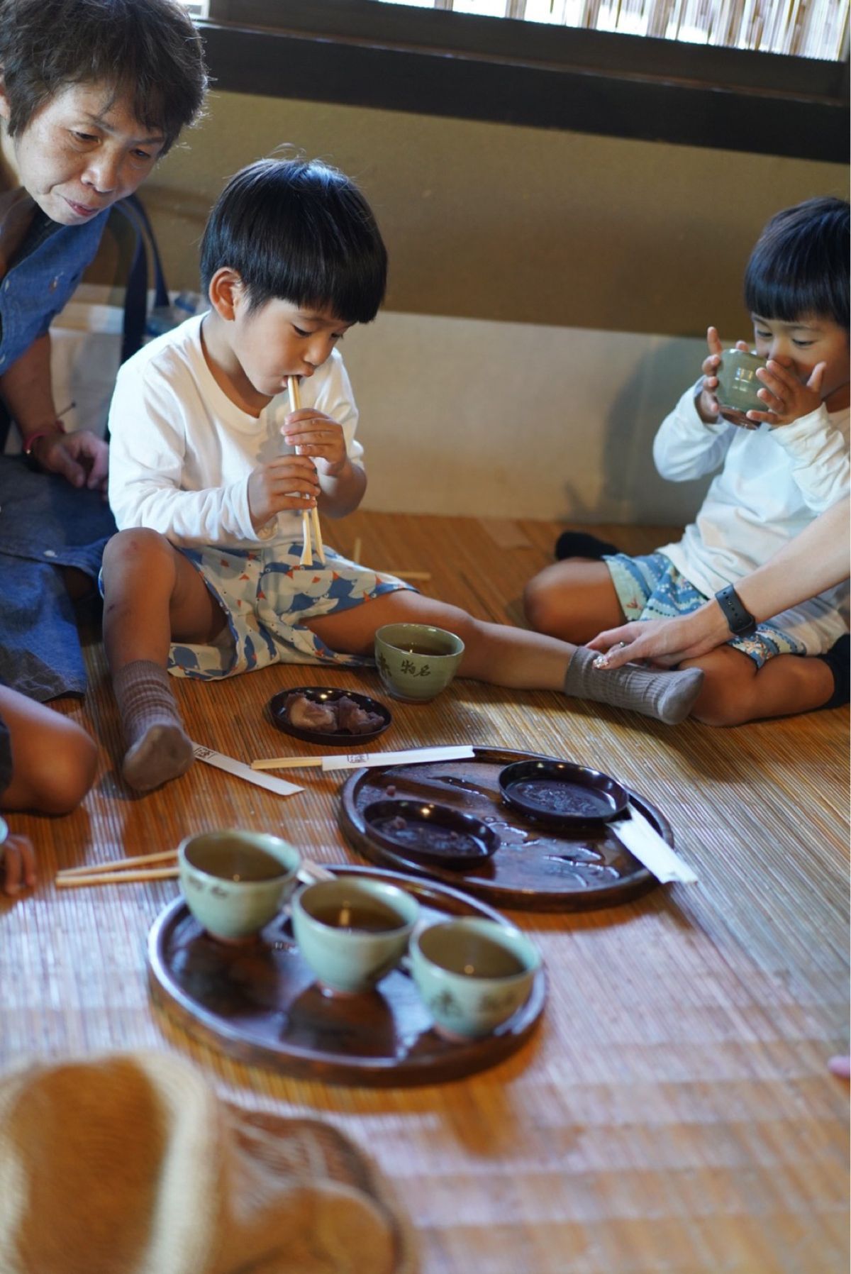 おかげ横丁で
赤福と豚捨のメンチカツ食べた😋
