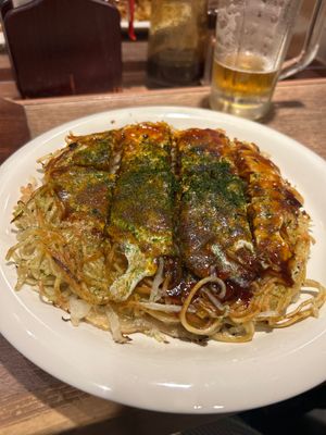 腹が減っては戦はできぬ
着いてすぐに広島焼！
お好み焼きも牡蠣も美味しゅう...