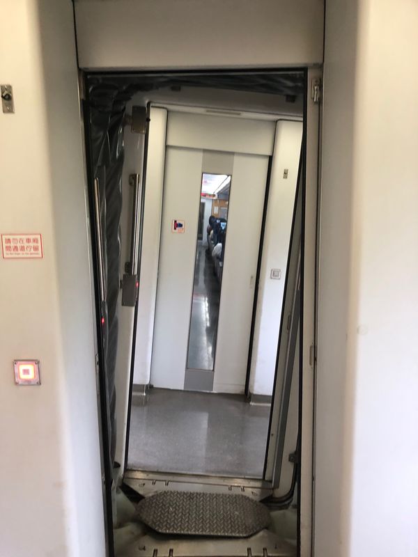 台湾・台北「2023.10TSA台湾鐵路旅遊」の写真：振り子の具合が悪く、ワタシの乗っている車...