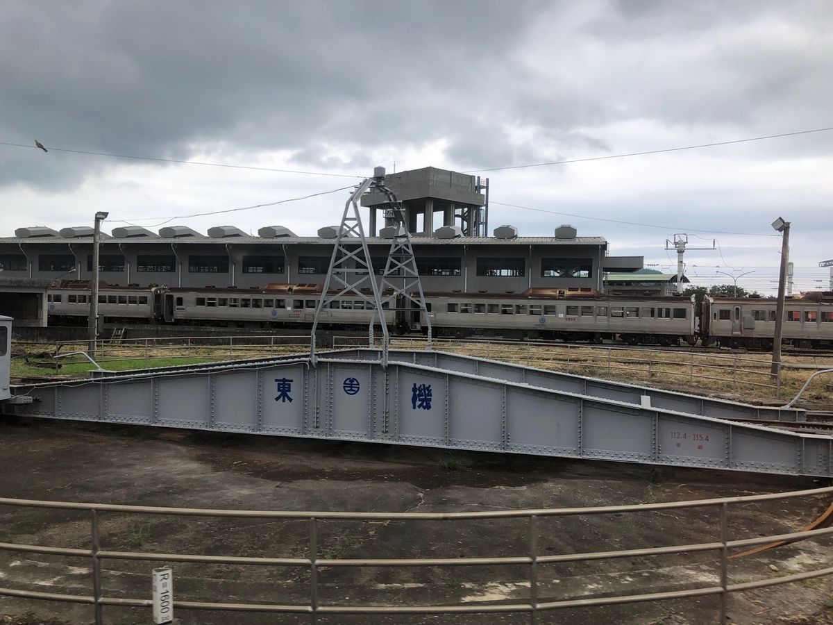 台東で乗り換えて太魯閣號
機務段には運用離脱したDR2700などがいました...