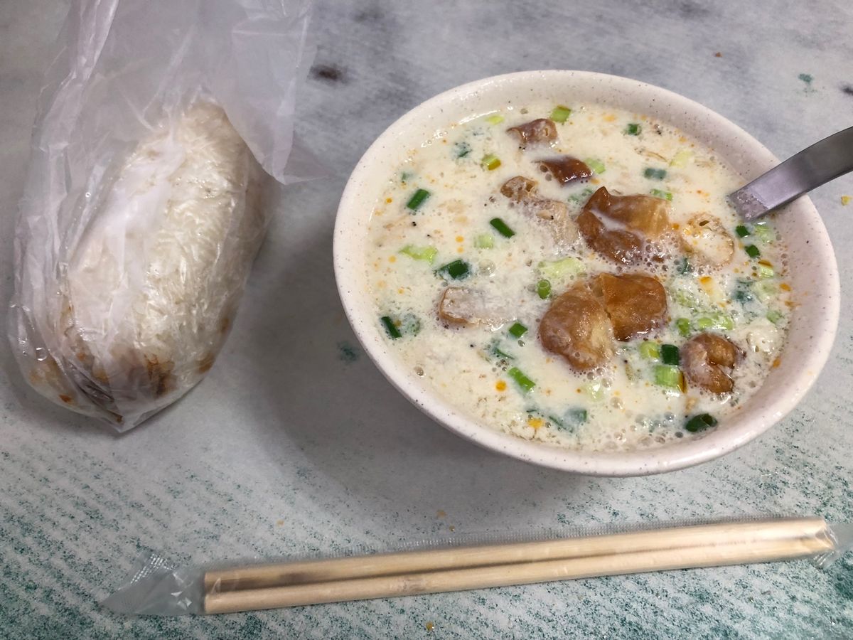 朝ごはんに世界豆漿大王に行ったら定休日だった
佳佳豆漿にダイバート
鹹豆漿...