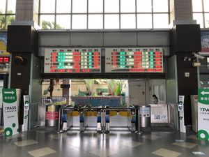 台東で乗り換えて太魯閣號
機務段には運用離脱したDR2700などがいました...