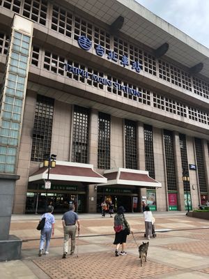 地下鉄乗って台北駅へ
まずは台鐵排骨便當から♪