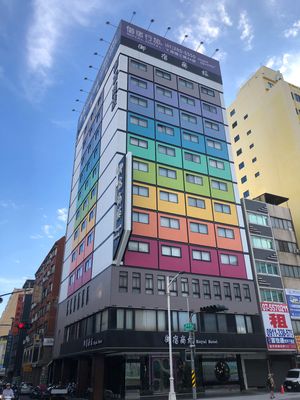 高雄のお宿は駅前の御宿商旅駅前館
高雄駅舎は元の位置に戻りました