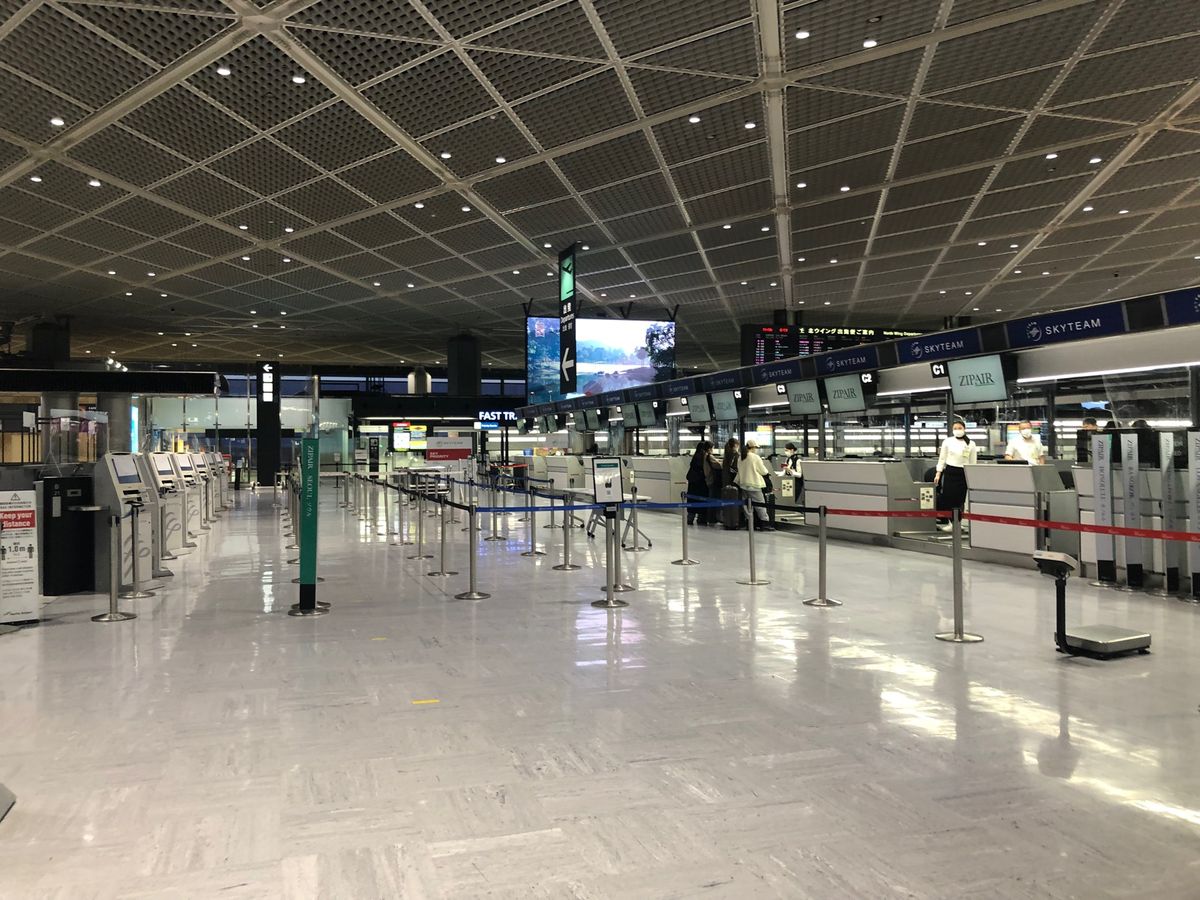 久しぶりの成田空港第1ターミナルからの出発
セキュリティは大行列