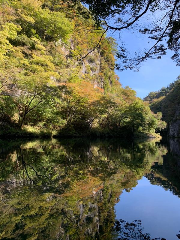 日本・岩手県「2023一関バルーンフェスティバル」の写真：猊鼻渓、舟下り。
鏡のような水面。犬も同...