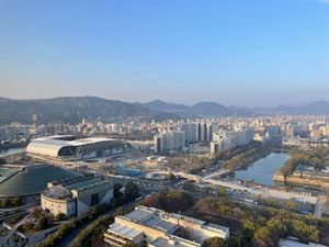 広島での宿泊は平和記念公園の近くにあるリーガロイヤルホテル広島。部屋からの...