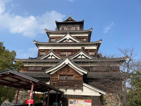 日本・宮島「2023年末・広島・宮島・岩国旅行」の写真：広島城。こちらも年末は休館で天守に入るこ...