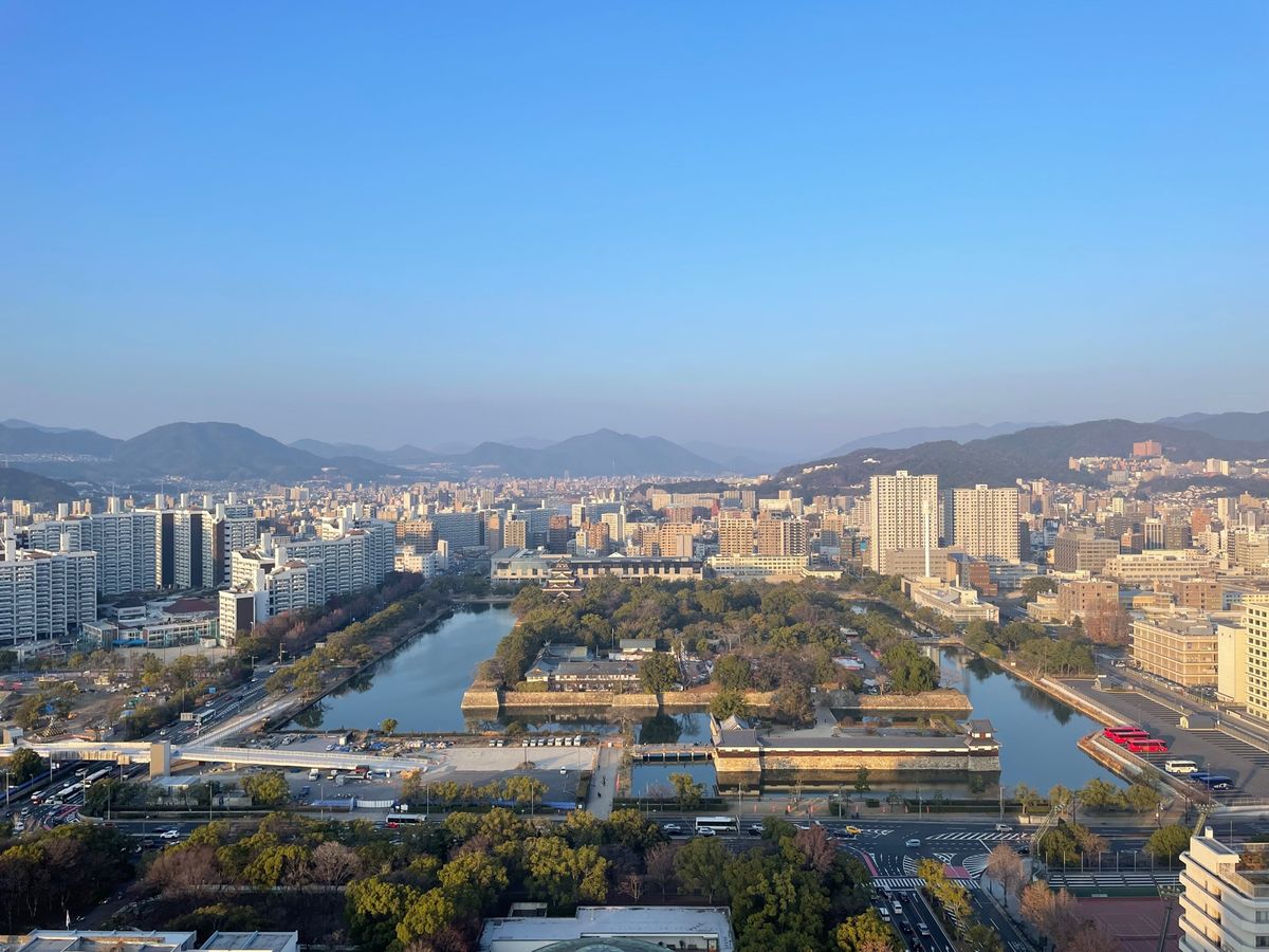 広島での宿泊は平和記念公園の近くにあるリーガロイヤルホテル広島。部屋からの...