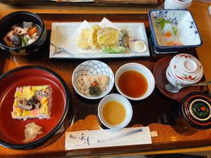 この日のお昼は錦帯橋の袂にある郷土料理のお店「ひらせい」へ。窓際のテーブル...