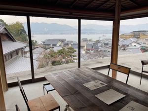 宮島の高台にある絶景カフェで一休み。素晴らしい景色を眺めながら飲むコーヒー...