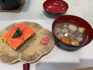 ホテルの夕食は郷土料理の岩国寿司や大平なども出ました。