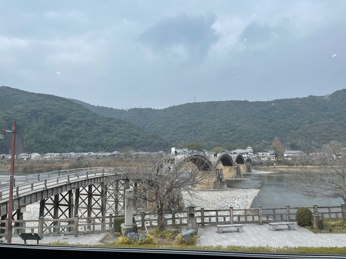 この日のお昼は錦帯橋の袂にある郷土料理のお店「ひらせい」へ。窓際のテーブル...
