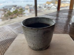 宮島の高台にある絶景カフェで一休み。素晴らしい景色を眺めながら飲むコーヒー...