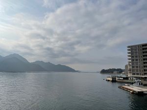 二日目はフェリーに乗って安芸の宮島へ。早めに出かけたけれど、駐車場がどこも...