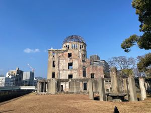 平和記念公園へ。原爆ドームなどを見学。