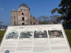 平和記念公園へ。原爆ドームなどを見学。