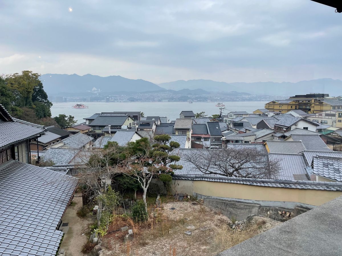 宮島の高台にある絶景カフェで一休み。素晴らしい景色を眺めながら飲むコーヒー...