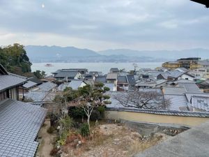 宮島の高台にある絶景カフェで一休み。素晴らしい景色を眺めながら飲むコーヒー...