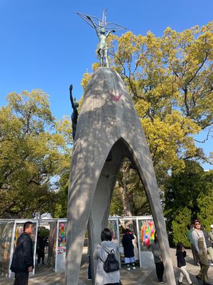 平和記念公園へ。原爆ドームなどを見学。