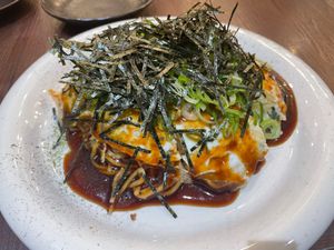 新幹線で広島駅へ。先ずは駅構内のお好み焼き屋へ。「電光石火」に行ってきまし...