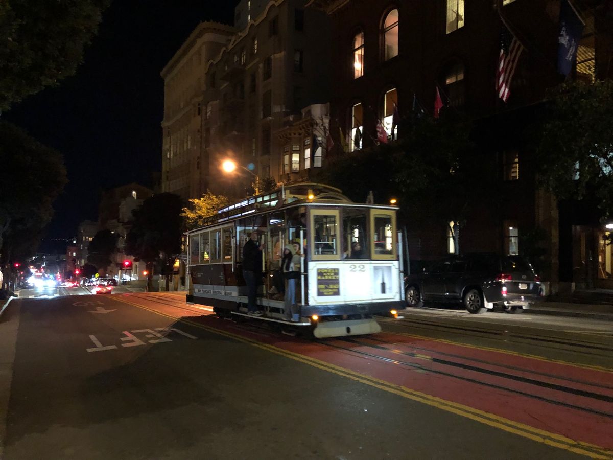 プライムリブを食べたあと、ケーブルカーに乗ってホテルへ
だいぶ冷えてきたサ...