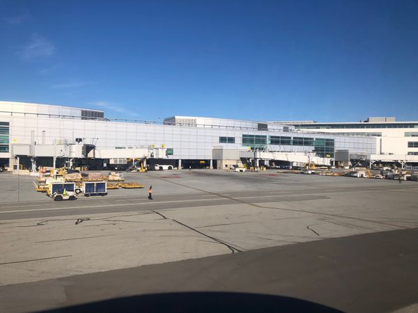 アメリカ(米国)・サンフランシスコ「2023.10SFO」の写真：スポットインからの降機

降りたらアメリ...