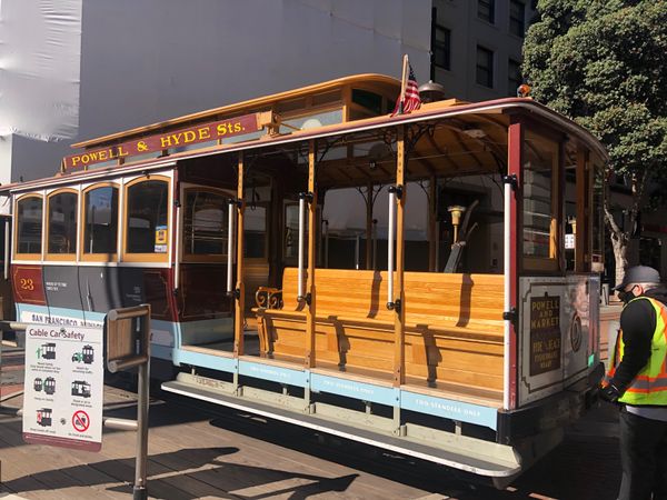 アメリカ(米国)・サンフランシスコ「2023.10SFO」の写真：まずはケーブルカーに乗って
坂の街は楽しい