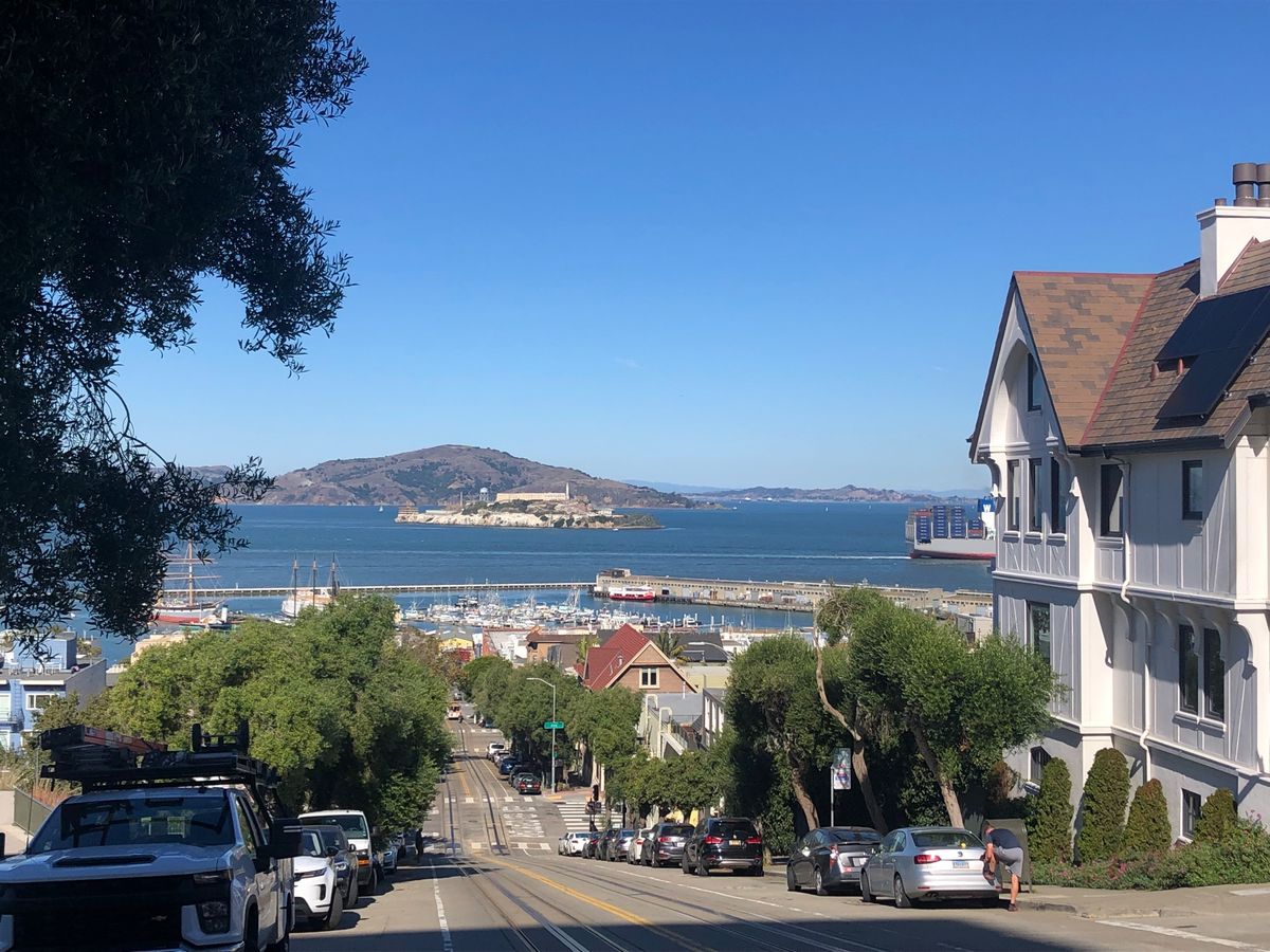 まずはケーブルカーに乗って
坂の街は楽しい