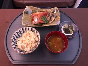 台の物は金目鯛の煮付け
五目ご飯
なめこの味噌汁としば漬け
どれもとても美...