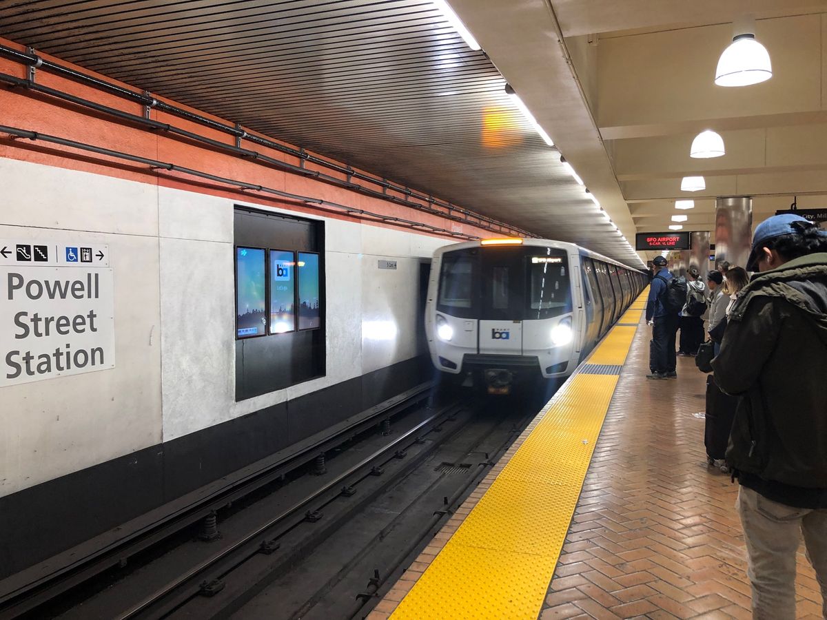 足掛け3日間お世話になったホテルを出て、バートに乗って空港へ