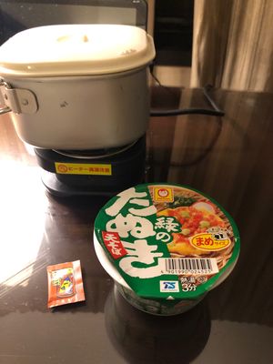 朝ごはんは日本から持参したカップ麺
うどんそばの類なら、持ち込みに問題あり...