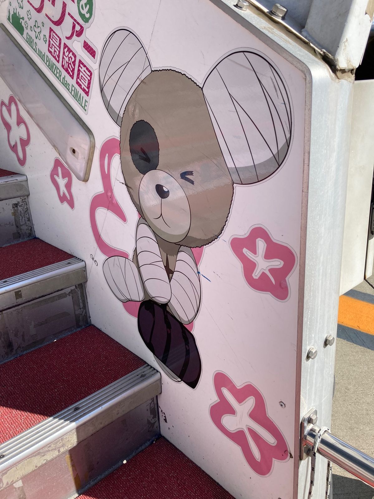 茨城はガルパンの舞台となっていることもあって、タラップにはメインキャラクタ...