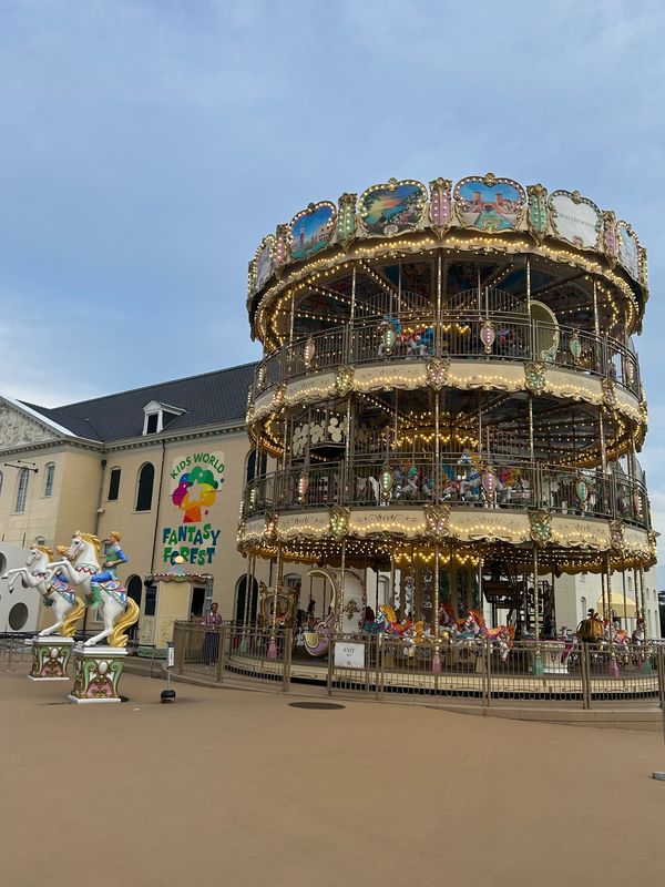 日本・長崎県「2023  ハロウィーン時期のハウステンボス」の写真：日本初、3階建てのメリーゴーラウンド
も...