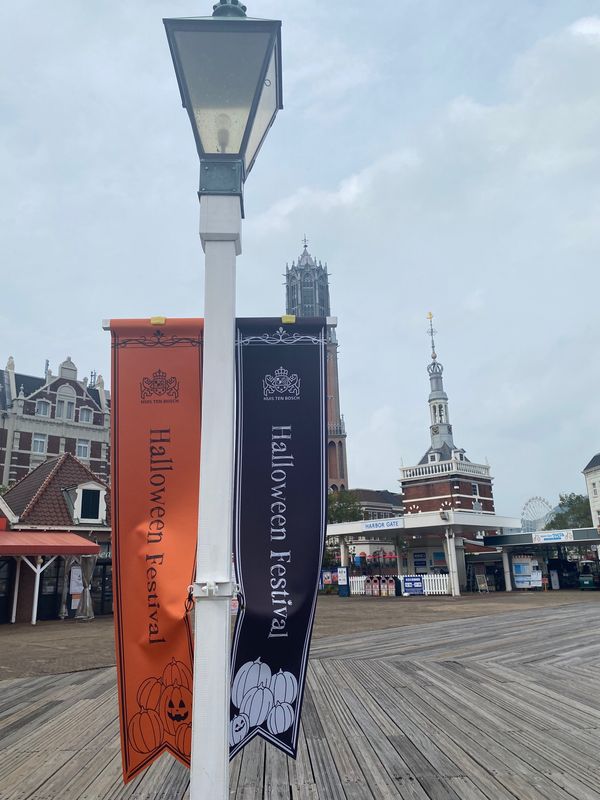 日本・長崎県「2023  ハロウィーン時期のハウステンボス」の写真：海側のエントランスからハーバーエリアを通...