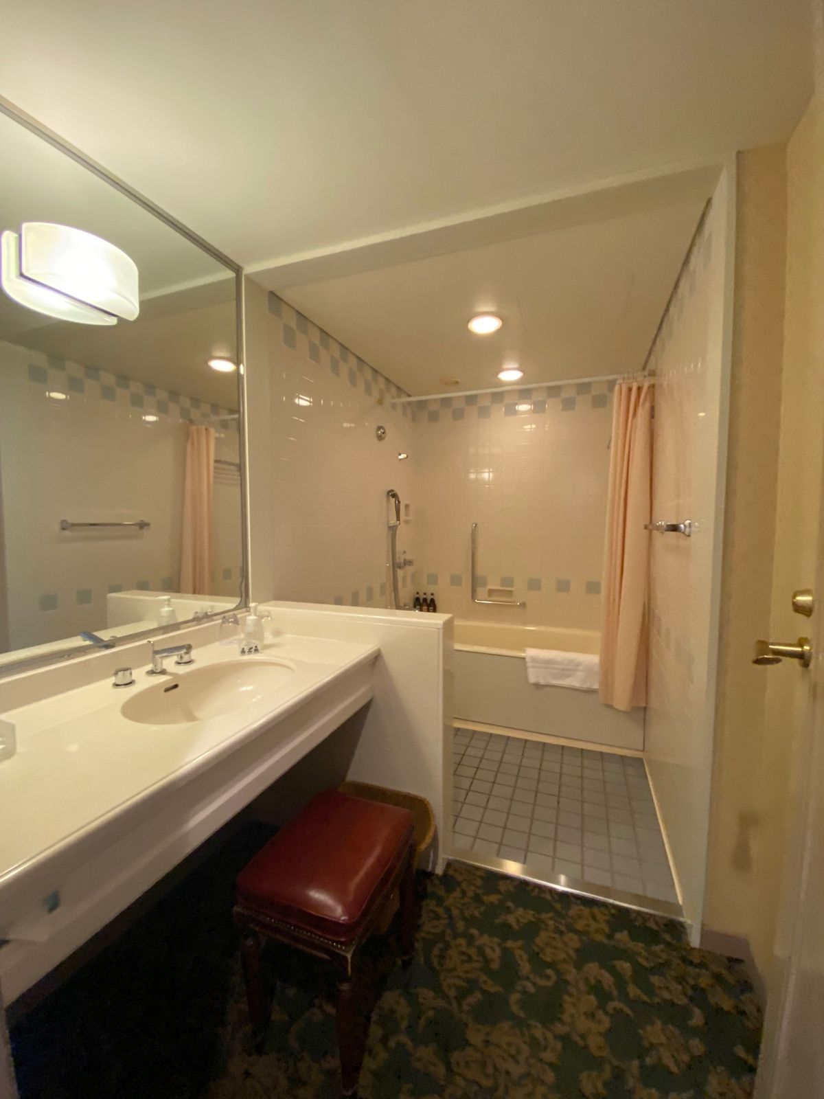 ゆっくりランチして園内ホテル駐車場に14:00過ぎに着きました。

到着後...