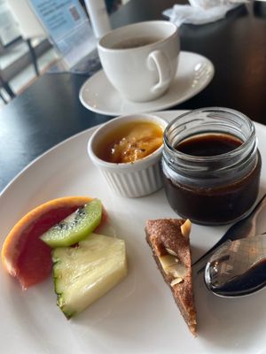 翌日はゆっくり。朝ごはんは9時から。長崎名物が並んでいて、全種類食べたかっ...