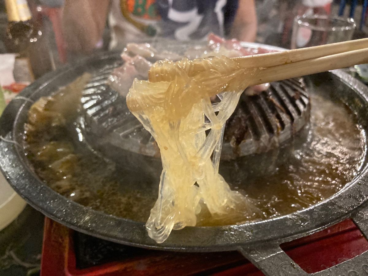 かなり暑い中での街中散策後の冷えたビアラオが美味い！おつまみのラープムー(...