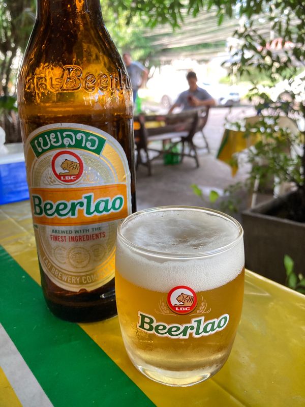 ラオス人民民主共和国・ルアンパバーン「ラオス」の写真：かなり暑い中での街中散策後の冷えたビアラ...