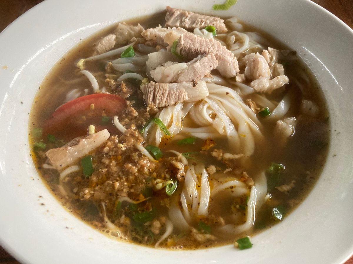 ルアンナムター。別のお店でカオソーイ。市場でフランスパンのサンドイッチを売...