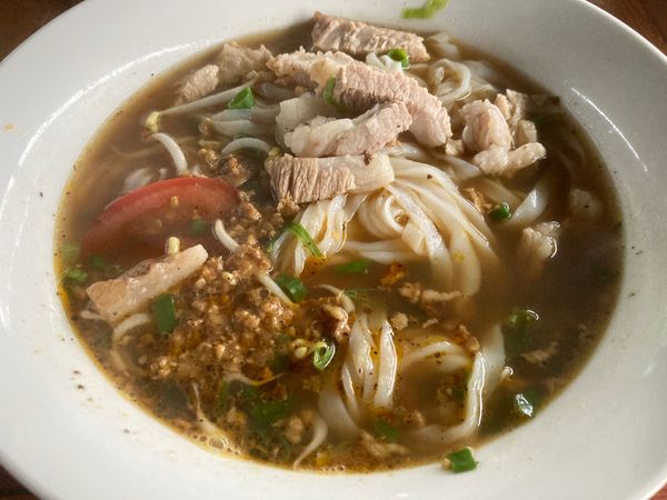 ラオス人民民主共和国・ルアンパバーン「ラオス」の写真：ルアンナムター。別のお店でカオソーイ。市...