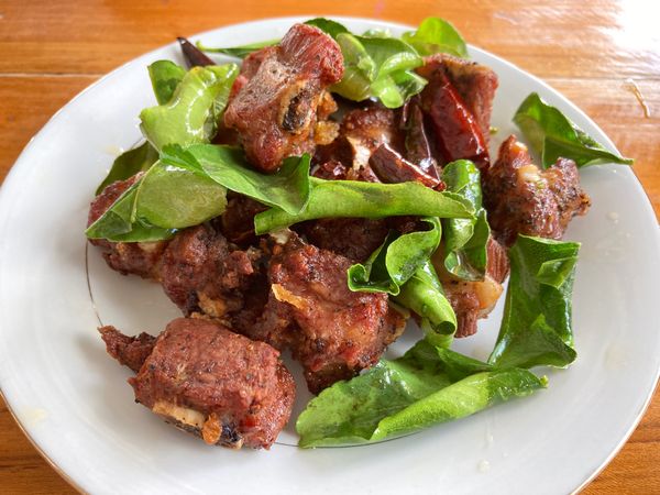 ラオス人民民主共和国・ルアンパバーン「ラオス」の写真：豚肉にライムの葉を揚げたもの、レバーのラ...